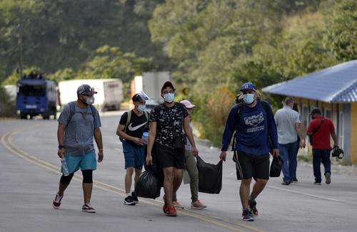 Se considera que cuatro mil personas participan en la caravana de migrantes hondureños. (Foto: AFP) 