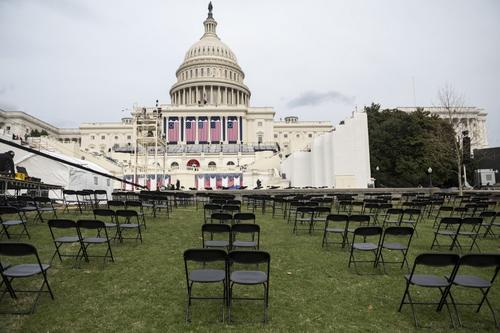 Las sillas están ubicadas socialmente distanciadas entre sí, como parte de los preparativos para la ceremonia de investidura de Joe Biden. (Foto: AFP) 