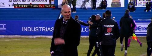 Zidane sonríe con nerviosismo y voltea a ver a su banca para encontrar una explicación tras la derrota. 