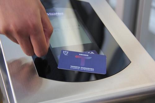 En las estaciones de Transmetro encontrarÃ¡s con el sistema que debitarÃ¡ el saldo de tu tarjeta con tan solo acercarla. (Foto: Fredy HernÃ¡ndez/Soy502)