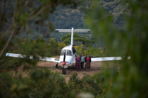 ¿Un avión en medio del bosque? Solo en Altamira esto es posible. (Foto: Wilder López/Soy502)