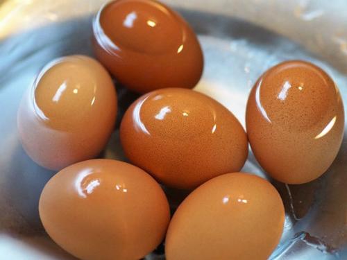 Hervir Huevos Blancos En Una Olla Para Preparar Huevos Duros. Fotos,  retratos, imágenes y fotografía de archivo libres de derecho. Image  194304035