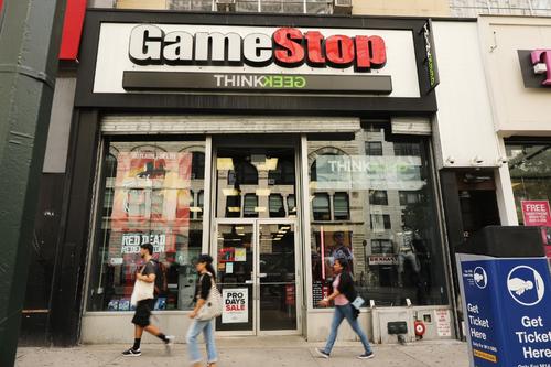 Las acciones de GameStop se dispararon el viernes cuando un vendedor en corto activista dijo que se estaba alejando de las acciones en el minorista debido a lo que llamó una "turba enojada" que lo ha aterrorizado a él ya su familia. (Foto: AFP)
