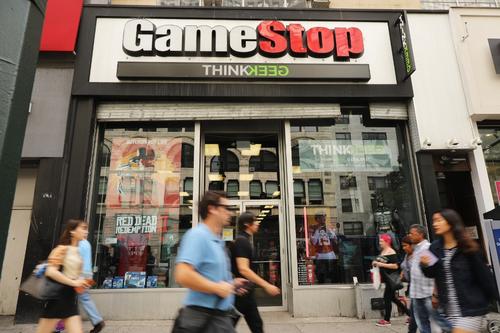 GameStop continuó su salvaje viaje en Wall Street el 25 de enero de 2021 con una vertiginosa subida aparentemente impulsada por charlas en línea sobre el minorista de videojuegos en apuros con una base de fanáticos devotos. (Foto: AFP)
