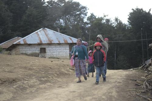 Las familias deben salir temprano para trabajar en el campo y llevar el sustento a sus hogares. (Foto: Johan Ordóñez/AFP)