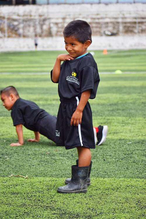 El niño obtuvo un uniforme para la práctica y su rostro no ocultaba la emoción de pisar la cancha. (Foto: Municipalidad de Cahabón)