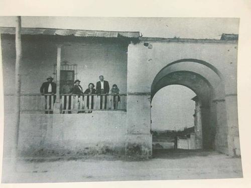Así lucía el antiguo Arco de Morenos en Mixco antes de ser destruido por el terremoto de 1976. 