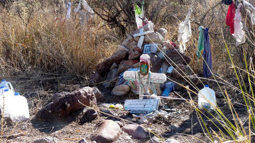 Los restos de ropa, botellas de agua y otras pertenencias quedan como recuerdo de una travesía mortal en el desierto. 