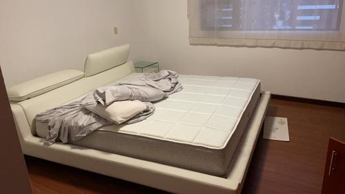 La cama localizada en el apartamento. 