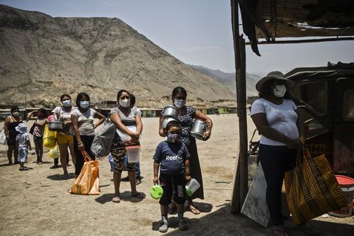 Las personas hacen fila para recibir comida mientras la crisis golpea fuertemente a los habitantes en zonas rurales. (Foto: AFP)