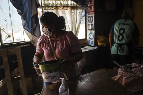 Una voluntaria prepara una sopa en su hogar para compartirla con otras personas. (Foto: AFP)