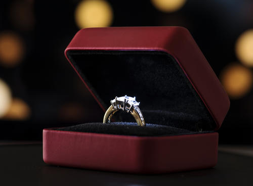 El hombre extrajo el anillo de compromiso de una de las mujeres para proponerle matrimonio a otra, pero fue descubierto. (Foto: Freepik)