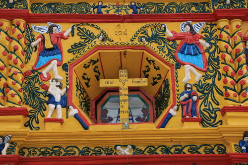 La fachada está cubierta de detalles religiosos mezclados con el misticismo maya. (Foto: Inguat)