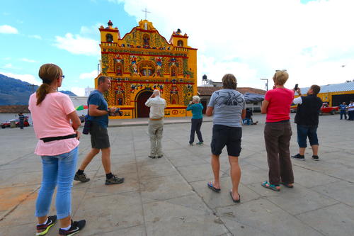 Los visitantes internacionales se enamoran de la historia detrás del templo. (Foto: Inguat)