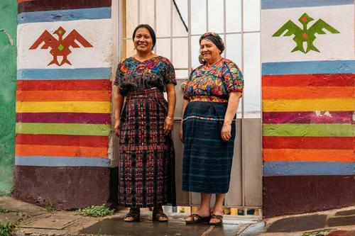 Oralia Chopen (presidenta) y Amparo de León de Rubio (vicepresidenta) de Trama Textiles, colectivo de artesanos que trabajó junto a Dittohouse. (Foto: Dittohouse)