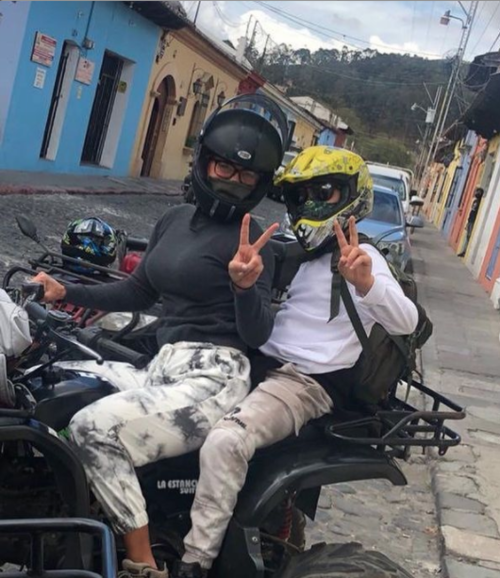 Desiy y Nico de paseo en cuatrimoto. por San Cristobal el Alto, Antigua (Foto: Deisy Arvelo)