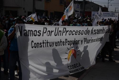 Los manifestantes se ubican frente al Ministerio Público. (Foto: Wilder López/Soy502) 