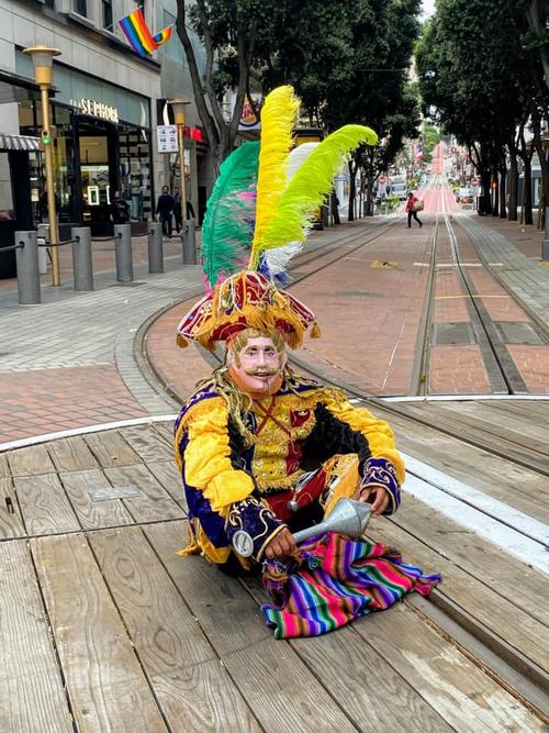 La guatemalteca se encontró con un bailarín tradicional en las calles de San Francisco. (Foto. Dalila NY)