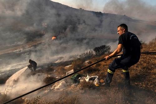 Los rescatistas encontraron cuatro cuerpos calcinados por el fuego. (Foto: AFP)