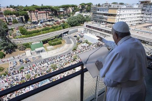 El Sumo Pontífice se acercó al balcón del hospital para saludar a los fieles y orar. (Foto:  AFP)