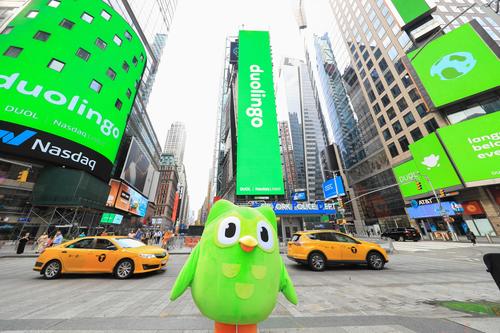 Duo, el búho mascota de Duolingo en Times Square. (Foto: Nasdaq)