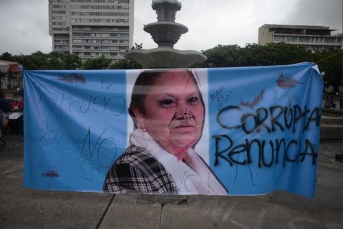 Al finalizar la jornada de protestas, la manta no fue destruida pero sí fue modificada por los manifestantes. (Foto: Wilder López/Soy502)
