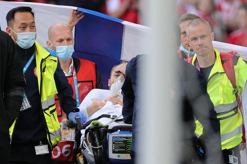 Según la UEFA, Christian Eriksen se encuentra estable y recibe atención médica. (Foto: AFP)