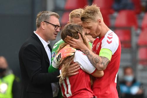 Sabrina, esposa de Christian Eriksen, llora tras el desplome del jugador en pleno partido. (Foto: AFP)