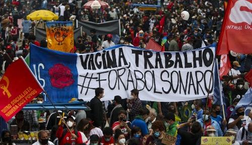Los brasileños salieron a las calles molestos por la gestión Bolsonaro ante la pandemia, en la foto se observa un letrero que dice: "Vacunas, trabajo, afuera Bolsonaro". (Foto: AFP)