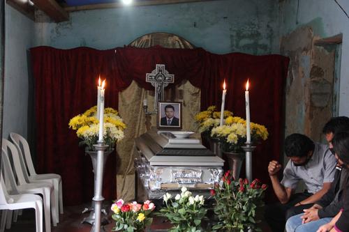 El velatorio se realizó en la casa de la mamá de Luis Armando, en Jocotenango. (Foto: Fredy Hernández/Soy502) 