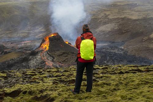 Los curiosos se acercaron a un área adecuada al cráter del volcán Fagradalsfjall. (Foto: AFP)