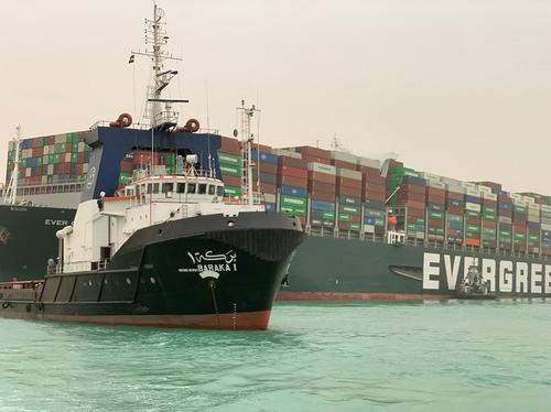 El buque ha retrasado el paso por el canal y esto supone un riesgo para el comercio, especialmente el combustible que podría aumentar su precio. (Foto: AFP)