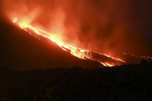 El fotoperiodista explica que se llega a sentir el calor de la lava que recorre la zona. (Foto: Johan Ordóñez/AFP)