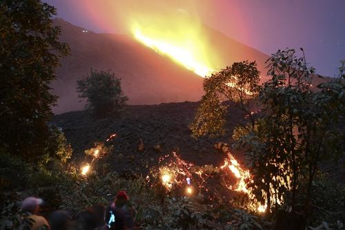 Las autoridades piden a las personas no acercarse demasiado al lugar para evitar accidentes por la actividad explosiva del volcán. (Foto: Johan Ordóñez/AFP)