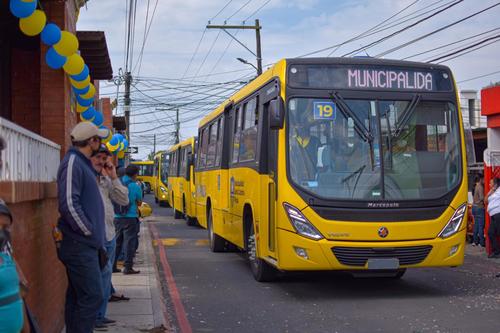 Algunos vecinos salieron para observar la llegada de los buses. (Foto: Muni Santa Catarina Pinula)