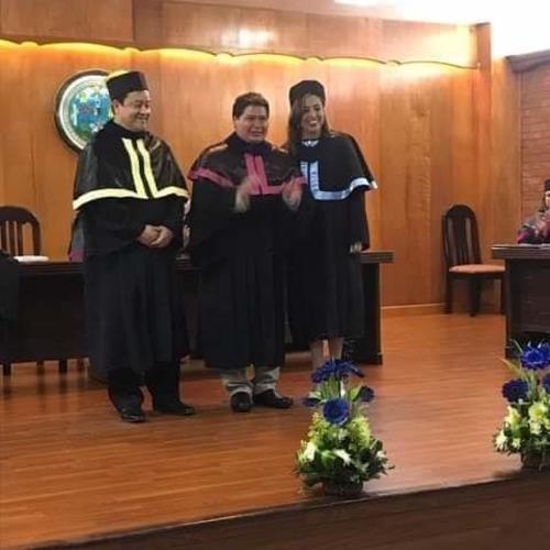 Fredy Rodas (al centro) durante su graduación como Licenciado en Deportes. (Foto: Fredy Rodas)