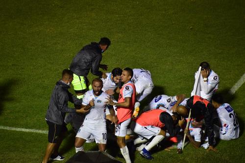 José Manuel Contreras se desbordó en emoción tras el quinto gol crema. (Foto: Fredy Hernández/Soy502)