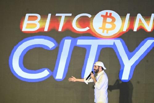 Bukele en un evento anunciando la ciudad del Bitcoin. (Foto: AFP)