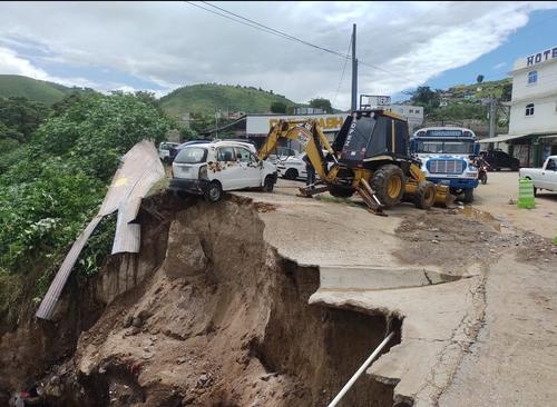 Kilómtero 26 ruta a San Raymundo, reportada dañada hace unos meses. (Foto: Conred)