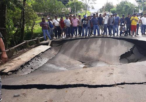 Con un valor de Q25 millones y ubicada en el municipio de Ixcán, kilómetro 519 hacia la frontera de México, la carretera en Ixcán colpasó días atrás. (Foto: Twitter)