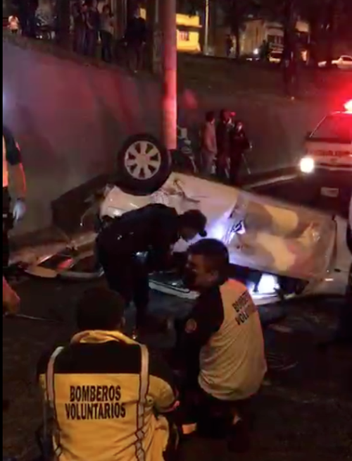 El auto cayó en el puente llamado "El Zope". (Foto: Bomberos Voluntarios)