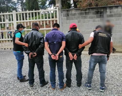 Los tres ex agentes de la Policía Municipal de Tránsito fueron capturados por agredir a un hombre en la vía pública. (Foto: PNC)