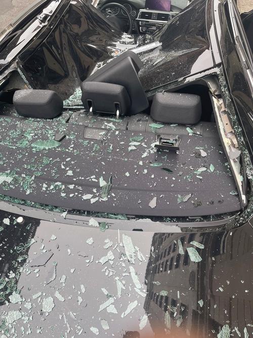 El carro quedó prácticamente destruido tras el impacto. 