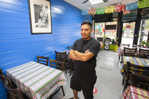 Osmar Carreto es el copropietario del restaurante y ha aprendido a combinar su talento para la preparación de la comida guatemalteca y mexicana. (Foto: Eater Chicago)