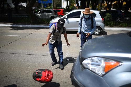 Manifestantes patearon la cabeza de José María Reina Barrios tras derribarla. 