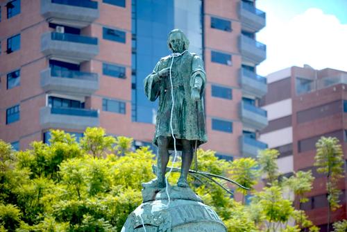 La estatua de Cristóbal Colón también sufrió daños durante el 12 de octubre. (Foto: Wilder López/Soy502)