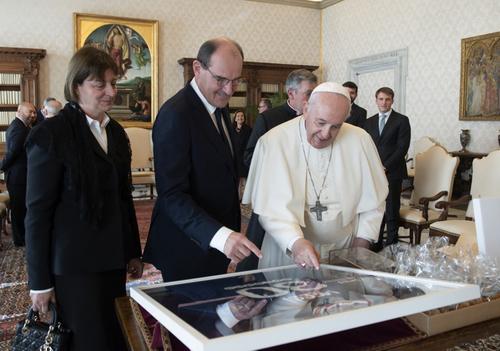 El papa admira la camiseta enviada por el astro del PSG al Vaticano. (Foto: AFP)
