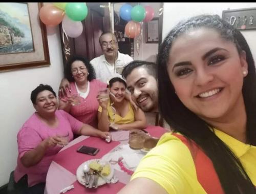 Vivian Vásquez junto a su familia más cercana en la celebración de su cumpleaños en 2019. (Foto: cortesía Katherine Vásquez) 