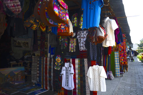 En San Pedro La Laguna y Tzununá el medio de pago ya abarca varios negocios. (Foto: Wilder López/Soy502)