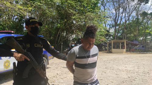 Capturan al presunto responsable de haber cometido el ataque armado en contra de dos estudiantes que salían de un colegio en Petén. (Foto: PNC)